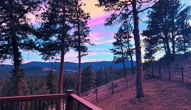 Red Rocks Backstage Oasis – Creative Haven: Sleeps 25