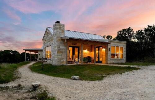 Relaxing Accessible Cottage with Outdoor Fireplace for a Peaceful Getaway near Austin, Texas in Dripping Springs