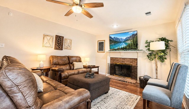 Relaxing Backyard BBQ 5BR Pet Friendly