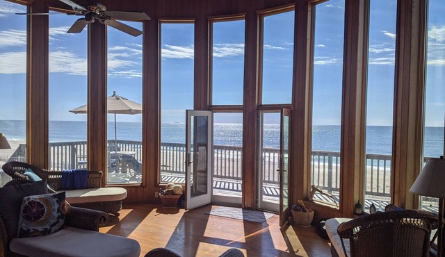 Relaxing Oceanfront Retreat W/Jacuzzi And Private Steps To Beach in Patchogue