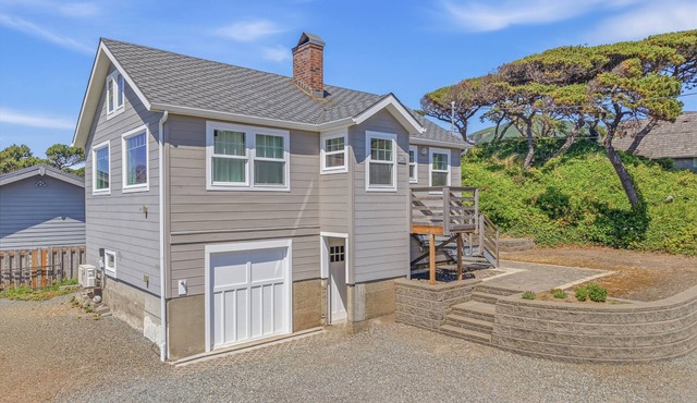 Remodeled Rockaway cabin near beach. Fireplace, spa shower. Hosts 4.