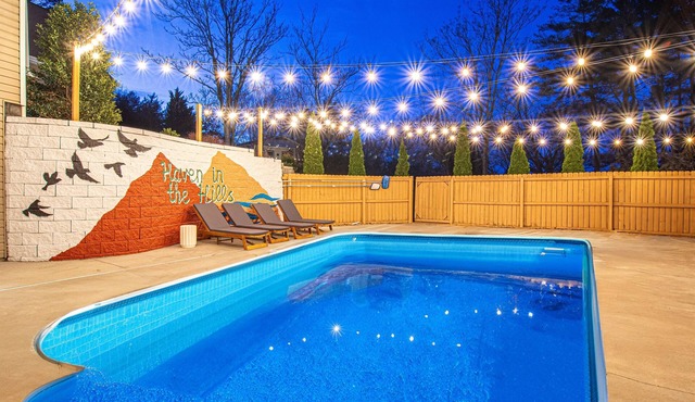 Resort-style home w/heated pool, hot tub, arcade