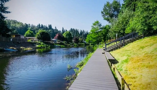 River Inn Cabin Theme Flat w/Dock