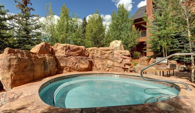 River Run | Spacious 2BR Condo + Fireplace
