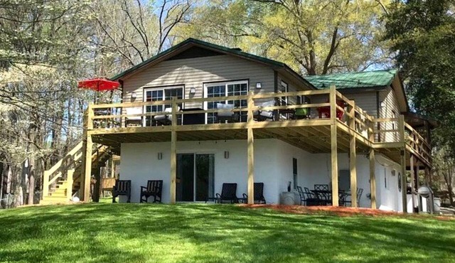 Riverfront Cottage with Barbecue, Kayaks and Dock in Charlotte, North Carolina