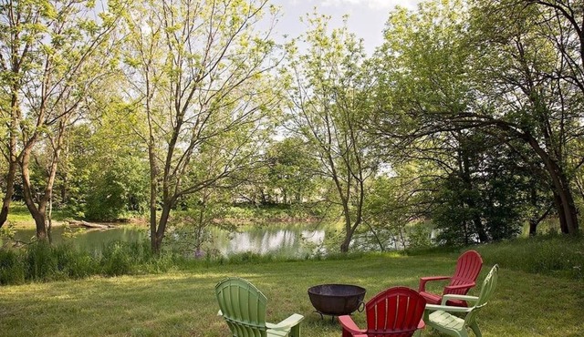 Riverfront, secluded cabin near wineries and hiking trails