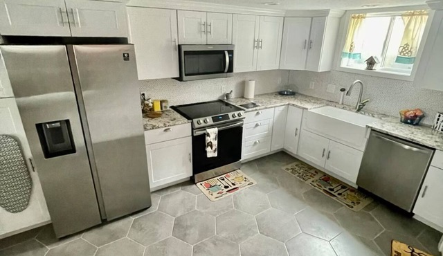 Road to Olympus 4BR House with 2 kitchens, 2 laundries, 2 driveways, 2 entrances