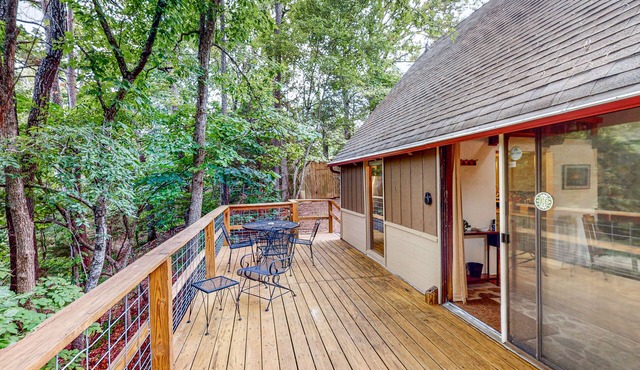 Roomy mountain-view cabin with a loft, wrap-around deck, WiFi - dogs OK