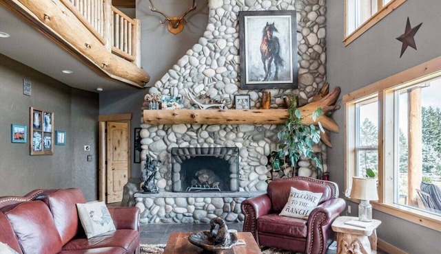 Roosters Coop - Wine Country at a Rustic, Lodge Style Retreat with Hot Tub & Pool