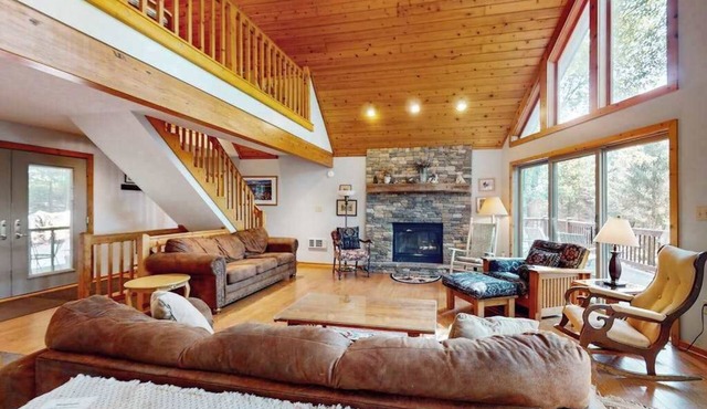 Rustic 5BR Home - HOT TUB & FIREPLACE - McHenry