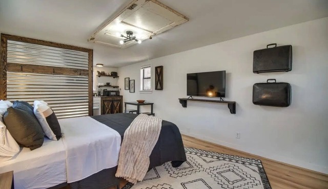 Rustic Cabin! Close to Downtown Siloam Springs