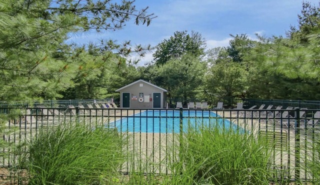 Rustic Elegance! Pool, Fire Pit, Hot Tub, Screened Porch & more! in Saugatuck