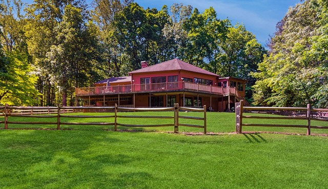 Rustic lakehouse with views, kayaks, Wifi, Central AC & cozy firepit nights
