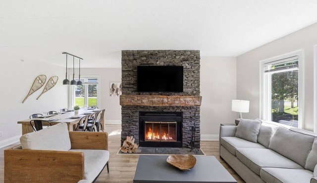 Rustic-Modern Gem | Steps to Blue Mtn Village in The Blue Mountains