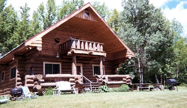 Rustic Ski Log Cabin for Six People with Outdoor Fire Pit near the Catskill Mountains in North Blenheim