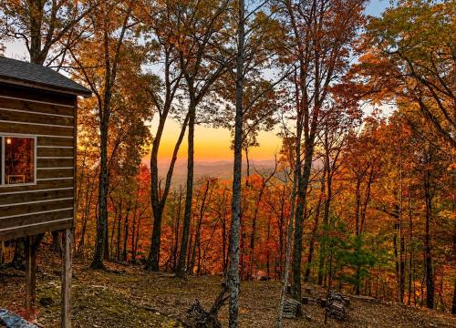 scenic and romantic cabin- 20 min to Blowing Rock