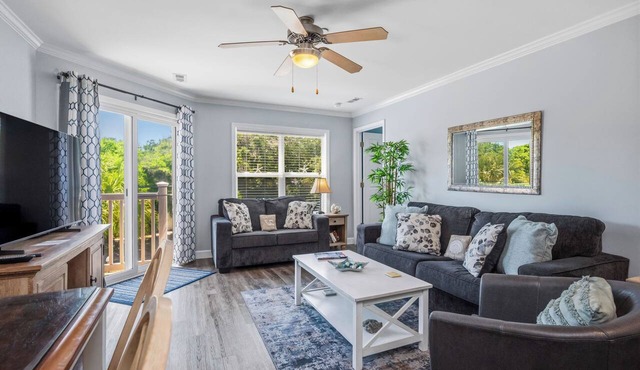 Sea Esta: Condo with Community Pool and Elevator