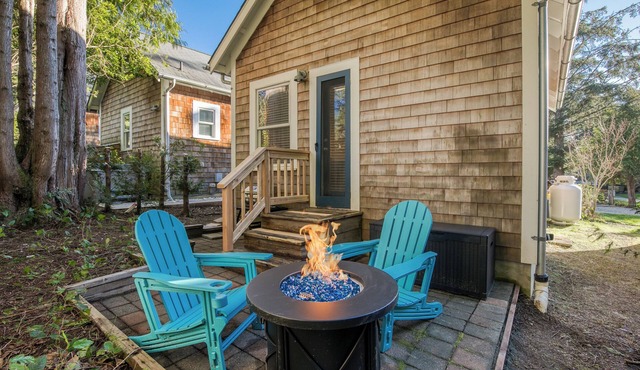 Seabrook Cabin - 10 min Walk to Town, PVT Forest Backyard, Dog Friendly