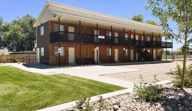 Secluded North Lodge Sleeps 40 Clubhouse, Reunions, Dinosaur Quarry nearby