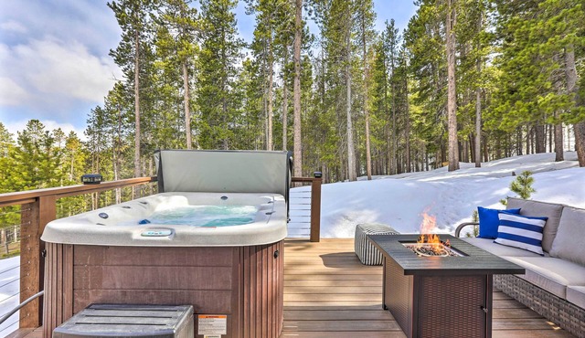 Secluded Retreat w/Mountain Views in Evergreen