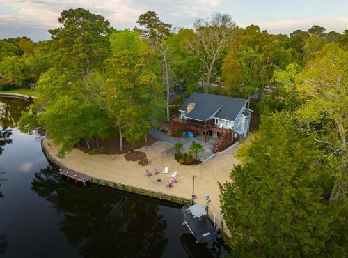 Secluded Waterfront Retreat With Backyard Beach