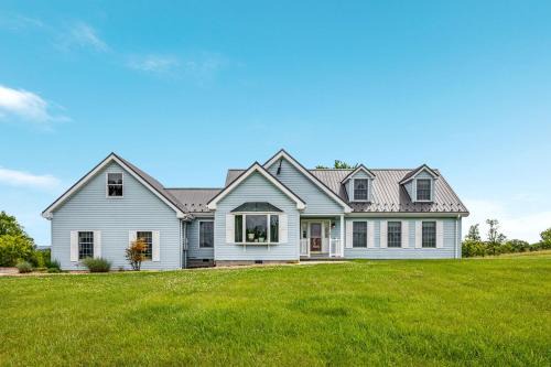 Serene Mountain Cottage with Hot Tub & Pond Views Near Berkeley Springs, West Virginia