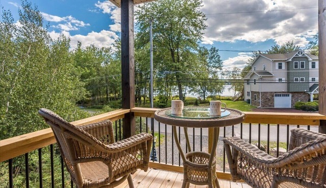 SERENE MOUNTAIN LAKEVIEW RETREAT 2 blocks to beach with a 6 person hot tub.
