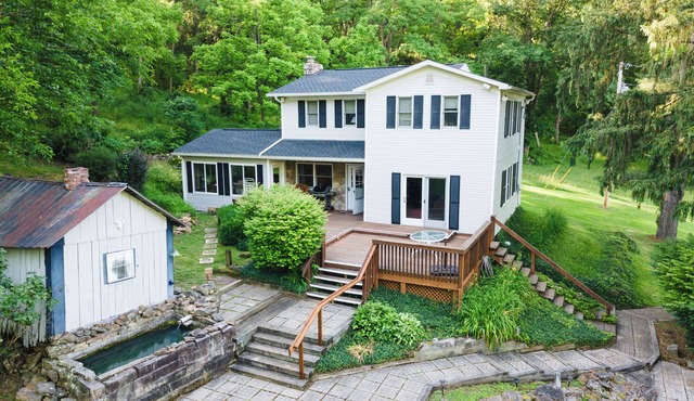 Serene Retreat in SW Holmes County, OH - Nature-Lover's Paradise - Dog-Friendly!