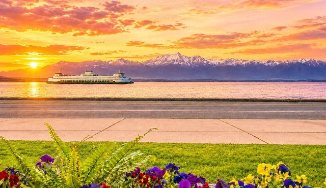 Serene Waterfront Escape - 2BR with Mountain Views & A/C