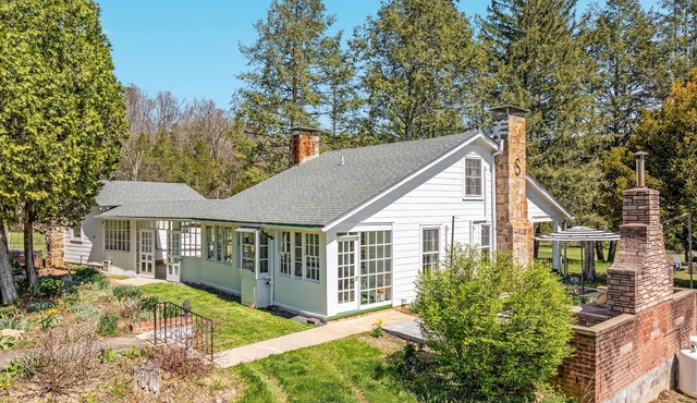 Shenandoah Escape | Hot Tub · Fireplace · 4 Acres