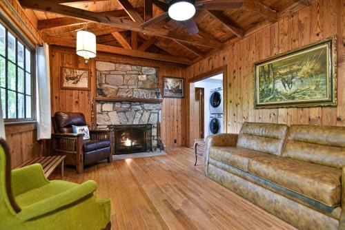 Shiners Hideaway - Cozy Cabin with Trails & Family Memories