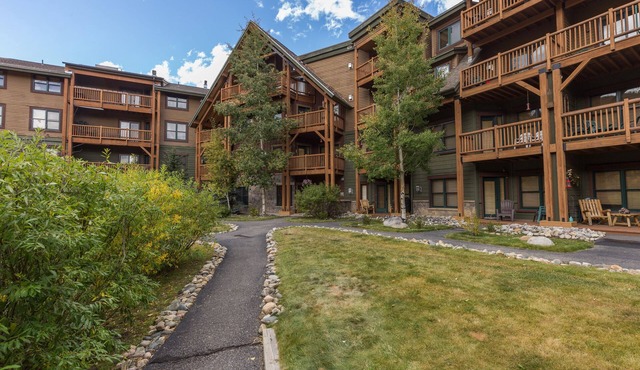 Short Walk to Lifts/Base Area from this Condo, Mountain Views from Balcony