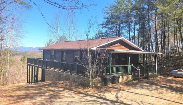 Simplicity- A beautiful view from wrap-around deck, remodeled kitchen minutes Ocoee River and 15 minutes to Blue Ridge