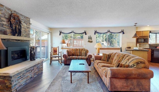 Ski-in/out ground-floor condo with hot tubs, fireplace, gym & views