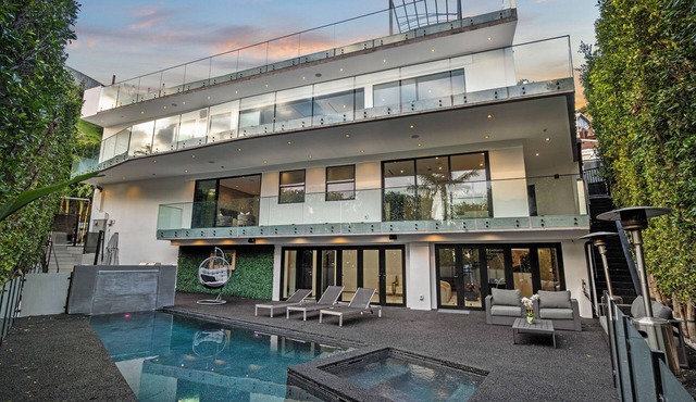 Sleek Hollywood Hills Mansion: Rooftop & City Views