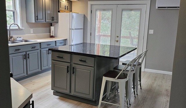 Sleeps 10 in Thomas. Walk to Purple Fiddle Close to Davis &Canaan Dog Friendly