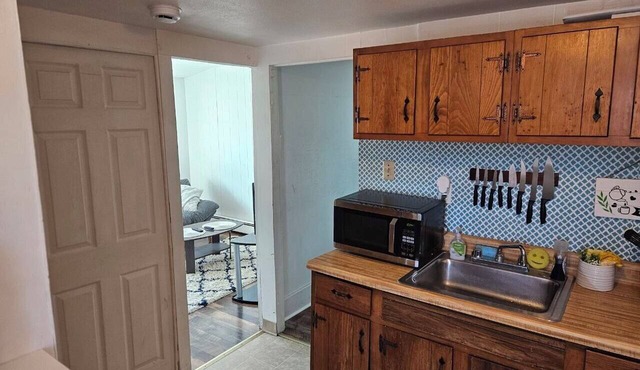 Small Eastwood 1 bedroom apartment with WiFi, parking, and AC on the 3rd floor