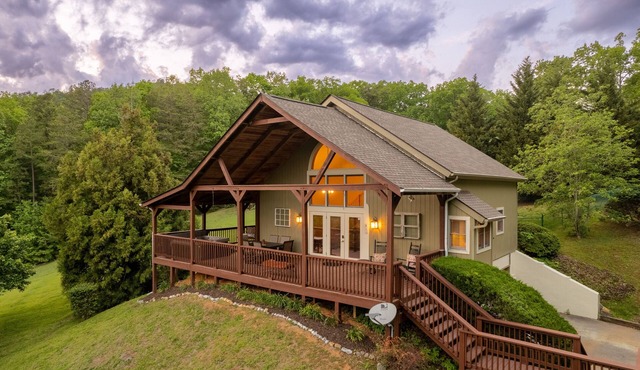 Smoky Mountain retreat - theater, game room, hot tub & view near park!