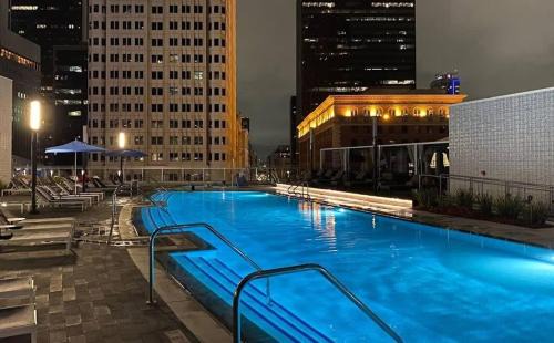 Snazzy 3BR City apt w Pool Spa Rooftop Lookout