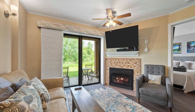 SnowPine Condo, Queen Bed, Fireplace