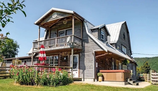 Solar Powered Barn on Farm w/Hot Tub & Pond