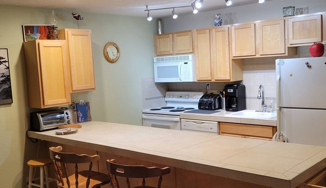 Soothing 1-bedroom condo in tranquil Lake Oswego neighborhood