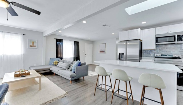 Spacious 3 Bedroom Virginia Beach Getaway – 30 + Night Stays