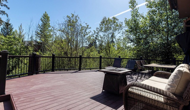 Spacious 3-bedroom house in Tranquil area with hotub, large deck, and gym