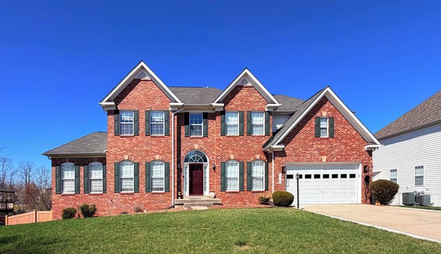 Spacious 4 bd Modern Home with Private Yard & Games