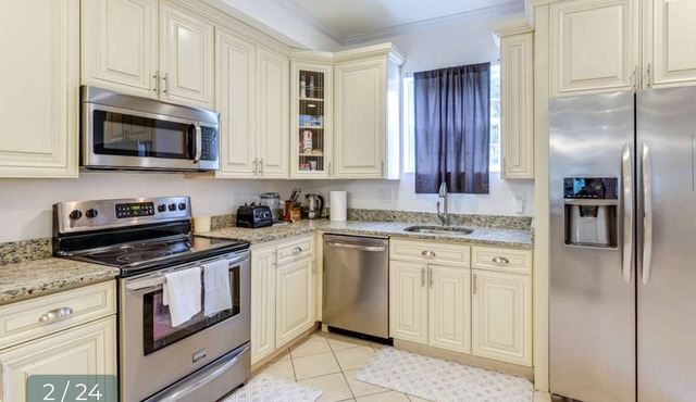 Spacious 4-bedroom house in charming Washington with WiFi, AC
