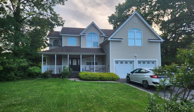 Spacious 4BR house Ronkonkoma, NY. Central AC, WiFi.heated pool, many extras