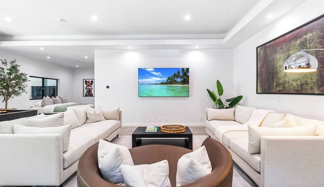 Spacious 5-bedroom house in marvelous Beverly Hills Post Office
