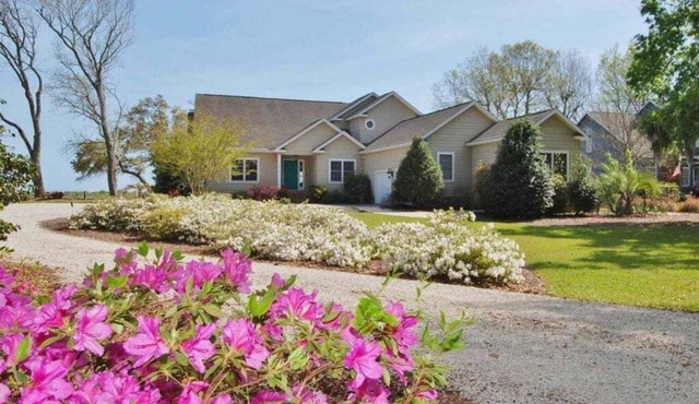 Spacious 5BR home on the Intracoastal in Sunset Beach, perfect for family getaways!