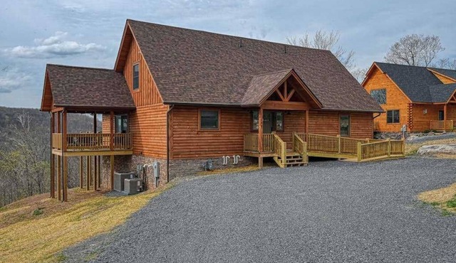 Spacious 6BR Chalet - HOT TUB - McHenry